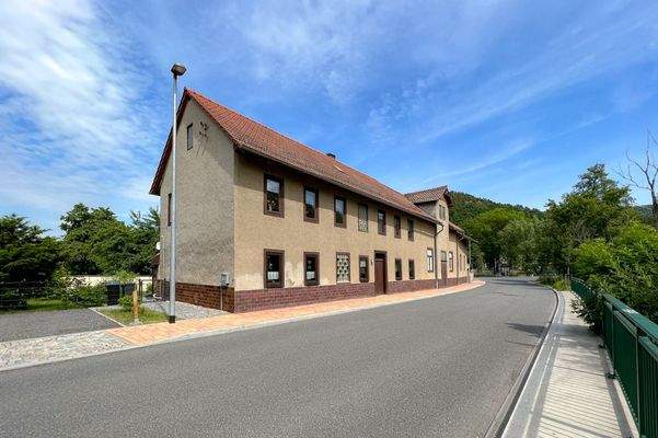 Giebelseite mit Stellplatz und Garteneingang