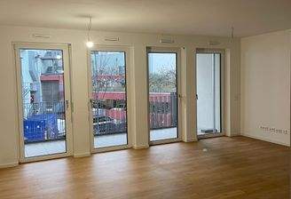 Helles Wohnzimmer mit Balkon