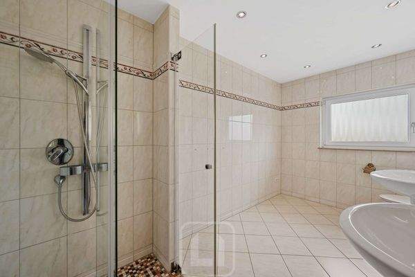 1. OG | 2 Waschtische | Dusche