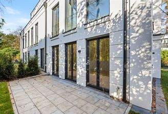 Terrasse und Gartenfläche