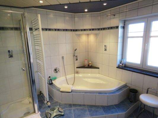 Eckbadewanne im Bad   