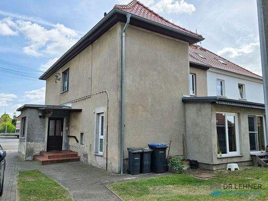 Seitlicher Hauseingang