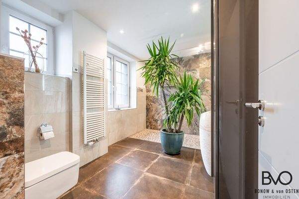 Großzügiges Wellnessbad (Badezimmer 2)