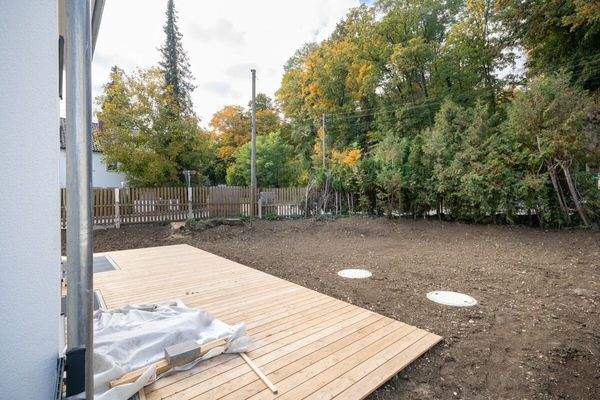 mit weitläufigem Garten