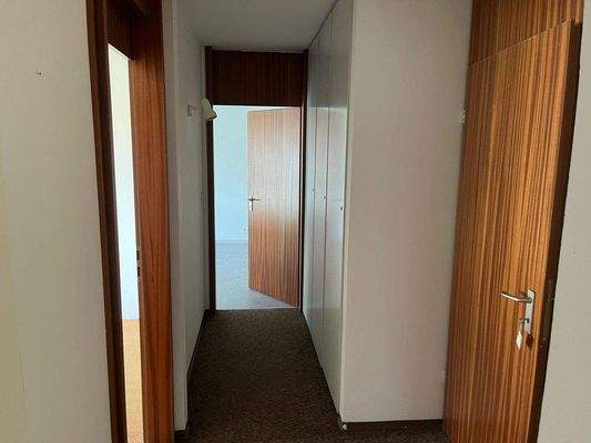 Flur mit sehr praktischem Einbauschrank