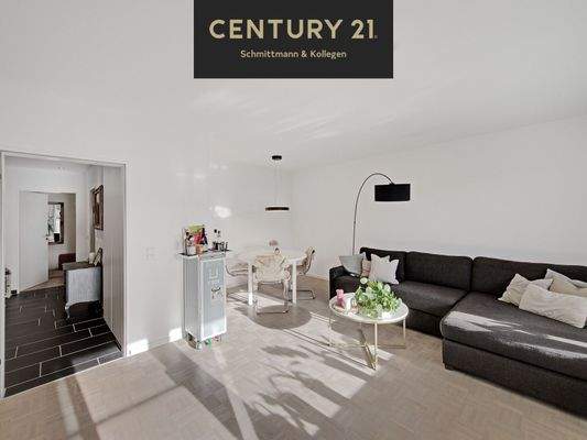 großzügiges Wohn- und Esszimmer mit Zugang zum Balkon