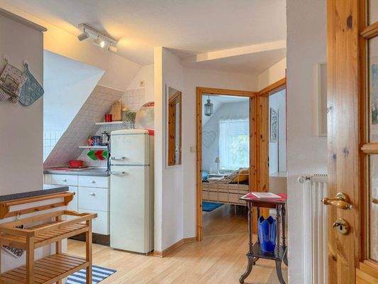 Wohnung 2  DG -  Blick in die Küche aus dem Flur