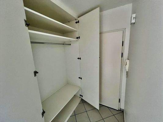 Maßangefertigter Garderobenschrank im Flur