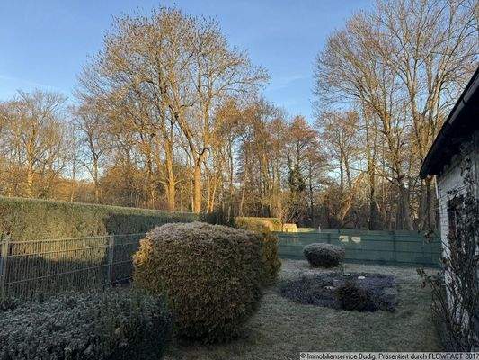 Grünfläche hinter dem Nebengebäude
