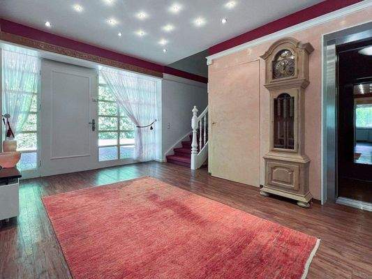 Entree des Hauses mit Fahrstuhl in die obere Etage