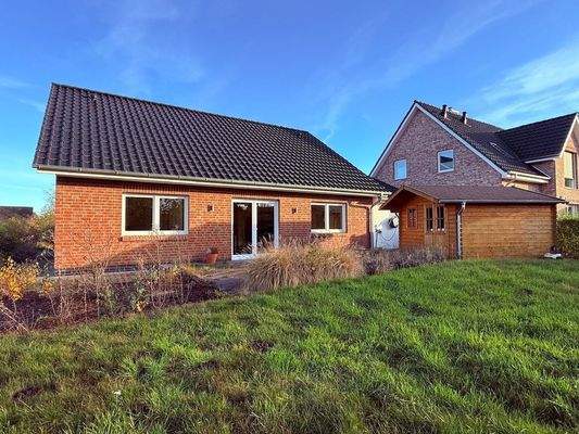 Rückseite mit Terrasse und Gartenhaus