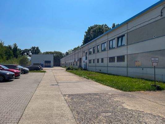 Halle 2 und Parkplätze