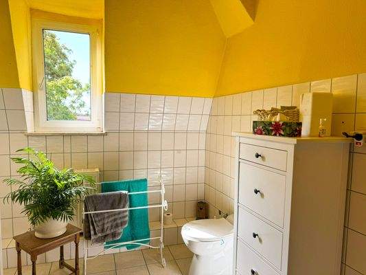 Badezimmer im Dachgeschoss mit ebenerdiger Dusche