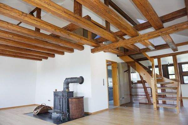 großer Wohnbereich mit Sichtgebälk sowie Kamin!