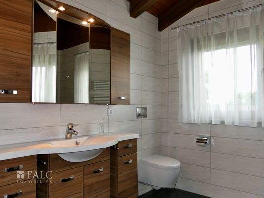 OG2: Modernes Badezimmer