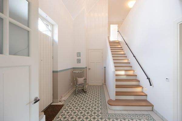 Eingangsdiele und Treppe in das DG