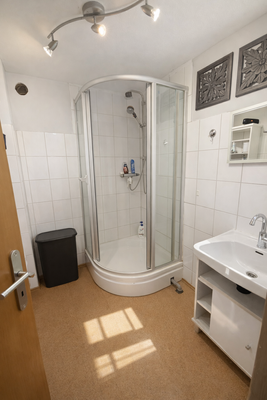 Badezimmer mit Dusche