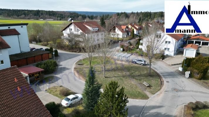 Drohnenbild mit Zufahrtsstraße und Umgebung
