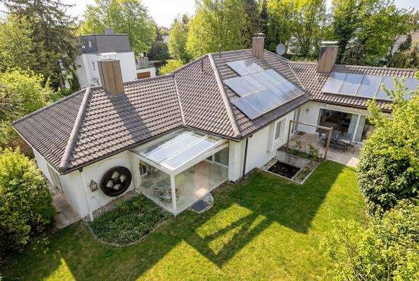 Hausansicht - Garten mit Südausrichtung (KI-Frühling)