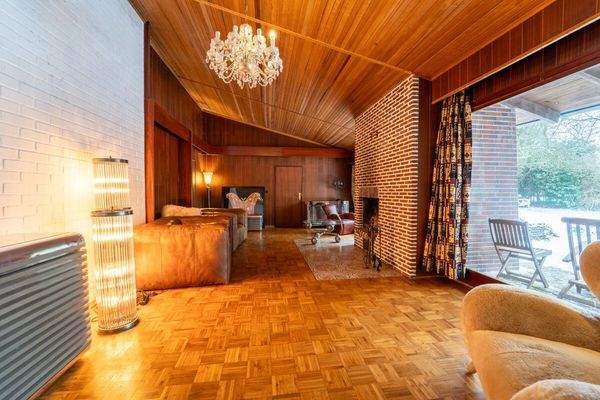 Großes Wohnzimmer im Mid Century Stil