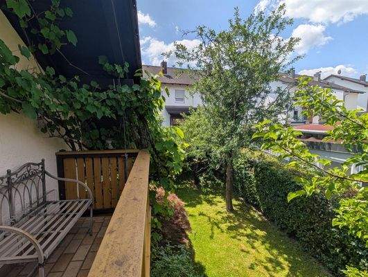 Balkon mit Blick in den Garten