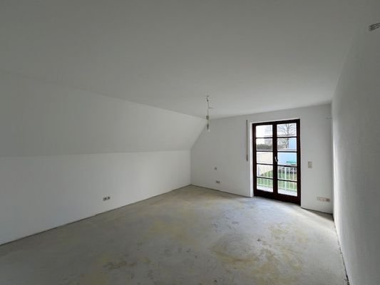 OG Raum 1 mit Zutritt zum Balkon