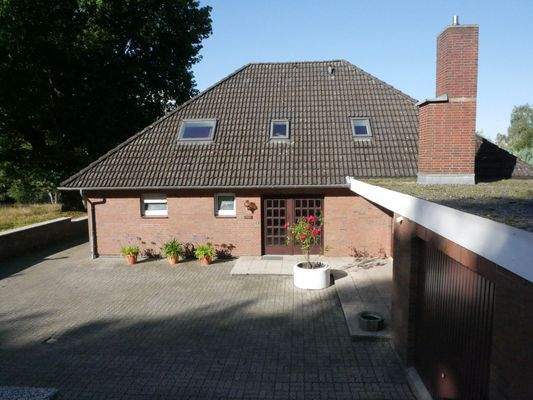 Rückansicht u. Haupteingang