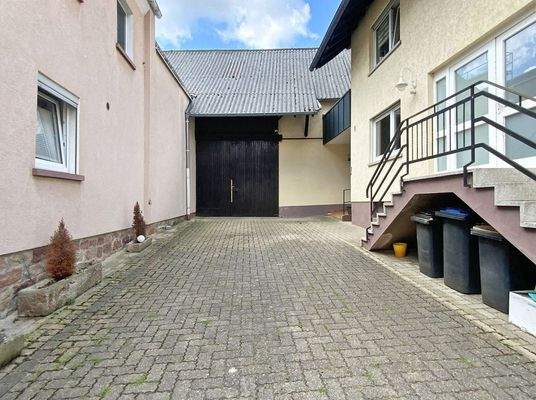 Hof mit Blick aufs Nebengebäude