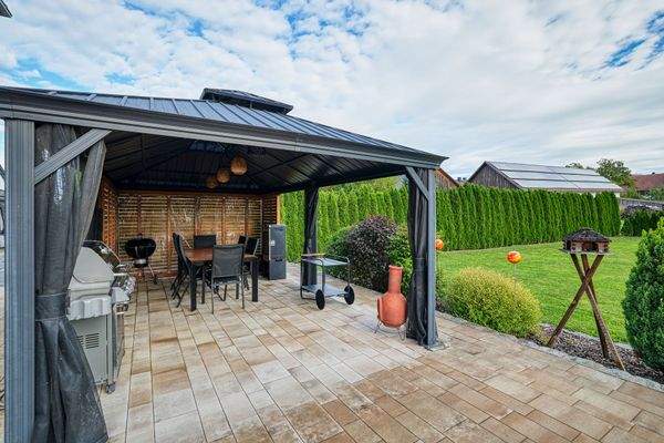 Terrasse mit Grillpavillion
