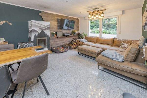 Wohnzimmer mit Kamin im Anbau