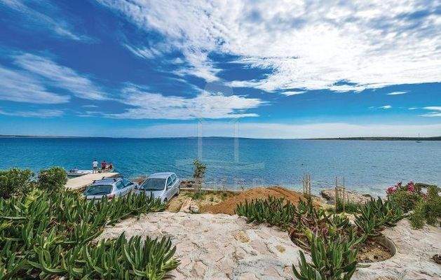 Naturbelassene Küste und ein Strand mit Badeplateaus