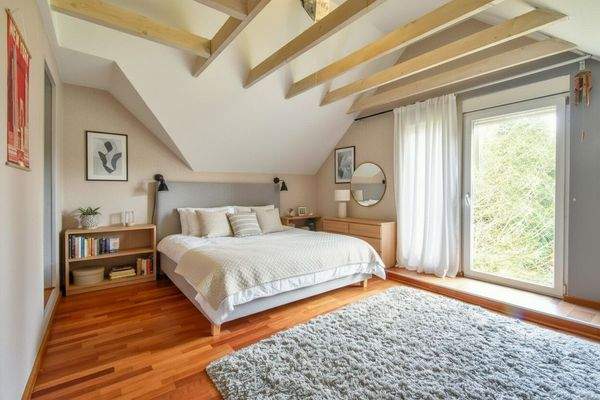 Schlafzimmer mit angrenzendem begehbaren Kleiderschrank illustriert