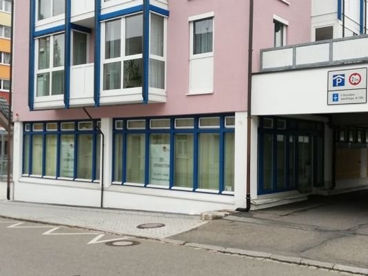 Seitenansicht mit Zufahrt Stellplätze