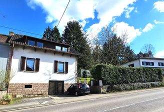 Vorderansicht mit Garten/Baugrundstück