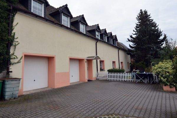 Straßenansicht MFH mit Garagen