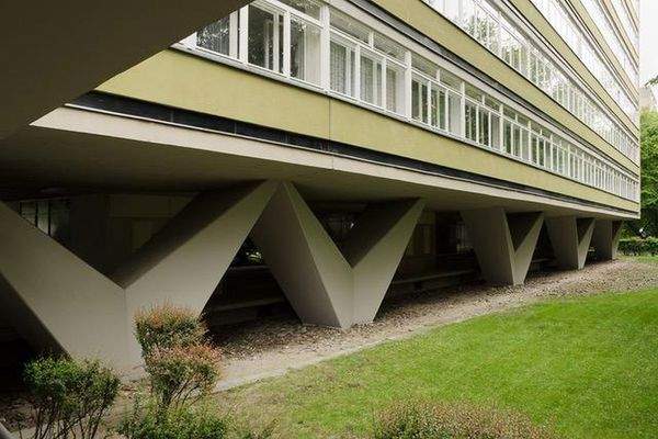 Oscar-Niemeyer-Haus, Ostfassad