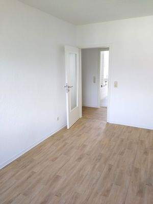 Blick vom Wohnzimmer in den Flur