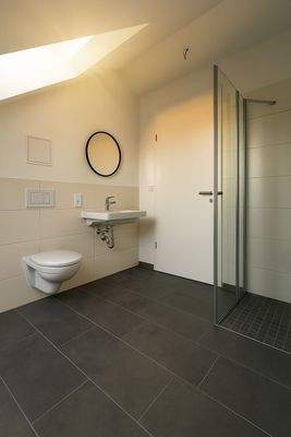 Bad mit Dusche im Obergeschoss