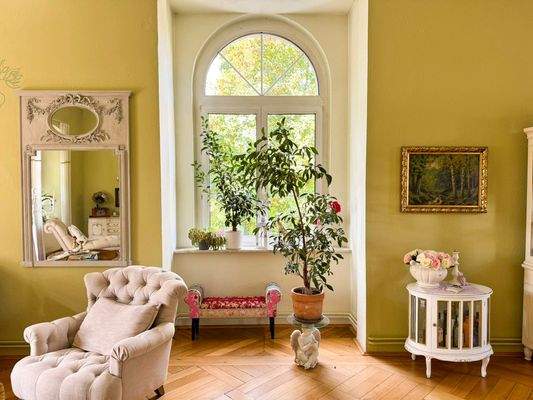 Wohnzimmer mit Rundbogenfenster