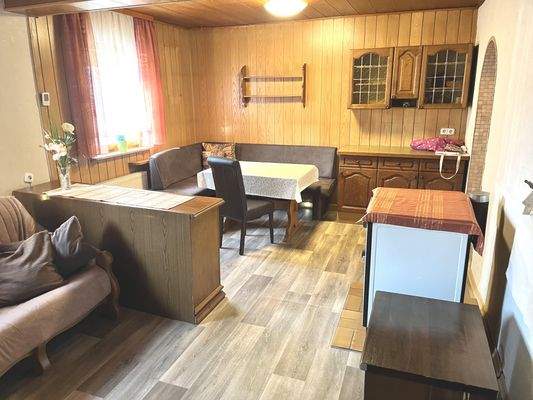 gemütlicher Wohn- und Essbereich mit Kaminofenanschluss