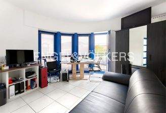 Wohnzimmer mit bodentiefen Fenstern
