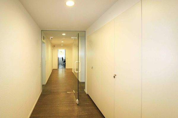 Eleganter Flur mit klarer Linienführung