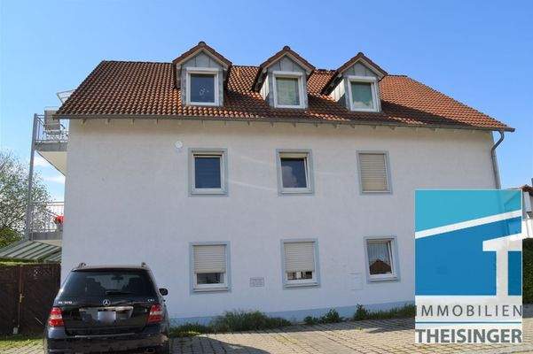 Zur gehören 2 Stellplätze