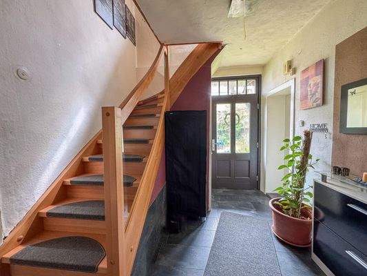 Hausflur mit Zugang zum OG