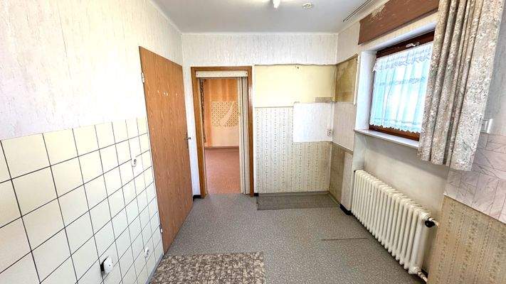 Küche mit Zugang in Richtung Esszimmer