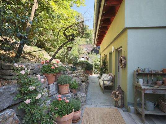 Uneinsehbare Terrasse mit angelegtem Steingarten und viel Natur