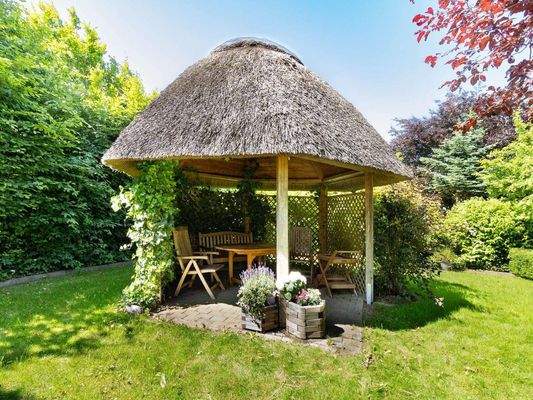 Reetgedeckter Pavillon