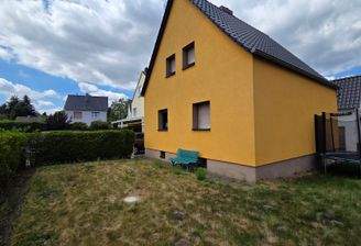 Straßenansicht und Vorgarten