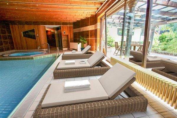 Schwimmhalle (Einrichtungsbeispiel) 