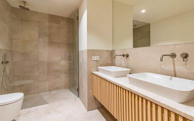 Eines von 2 modernen Badezimmern mit Dusche